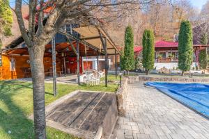 Bazén v ubytování Rare Forest Retreat nebo v jeho okolí