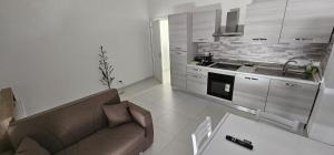 salon z kanapą i kuchnią w obiekcie Residenza del Corso w mieście Cosenza