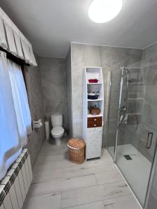 A bathroom at Casa turística ''Los chaleco'' en Lumbreras con terraza privada.
