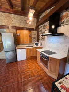 A kitchen or kitchenette at Casa turística ''Los chaleco'' en Lumbreras con terraza privada.