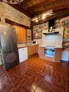 A kitchen or kitchenette at Casa turística ''Los chaleco'' en Lumbreras con terraza privada.
