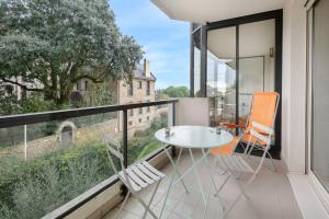 ル・プリガンにあるLa Baule plage Benoit- Appartement pour 6のバルコニー(白いテーブルと椅子付)