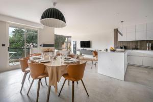 ル・プリガンにあるLa Baule plage Benoit- Appartement pour 6のテーブルと椅子のあるダイニングルームとキッチン +7枚の写真