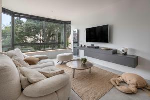 ル・プリガンにあるLa Baule plage Benoit- Appartement pour 6のソファと薄型テレビのあるリビングルーム