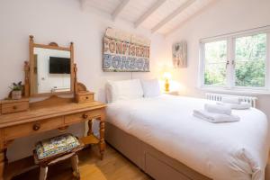 Postel nebo postele na pokoji v ubytování 3 Uplands, Thorpeness - Sleeps 3, Close to Beach, Boating Lake, Thorpeness Golf Club and Country Club - Aldeburgh Coastal Cottages