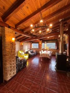 A seating area at Casa turística ''Los chaleco'' en Lumbreras con terraza privada.