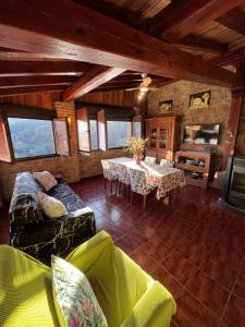 A seating area at Casa turística ''Los chaleco'' en Lumbreras con terraza privada. Még 25 kép