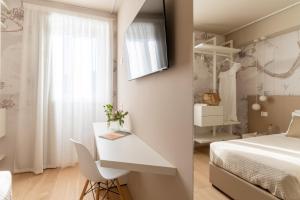 TV a/nebo společenská místnost v ubytování Dimora Bramante Rooms