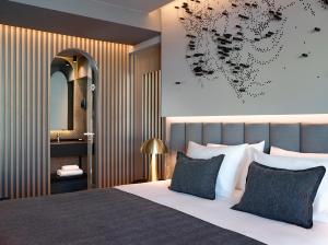 Posteľ alebo postele v izbe v ubytovaní Heritage Hill Hotel