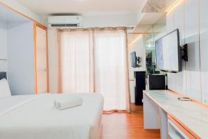 Ένα ή περισσότερα κρεβάτια σε δωμάτιο στο Best Deal and Comfy Studio Apartment Anwa Residence By Travelio +12 φωτογραφίες