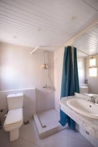 Koupelna v ubytování Luxury 3BR Duplex with Private Garden & Pool Access + 90 fotografií