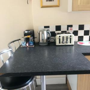 Кухня або міні-кухня у Large 2 Floor Apt near Beach & Train and Golf courses