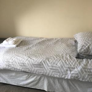 Ліжко або ліжка в номері Large 2 Floor Apt near Beach & Train and Golf courses