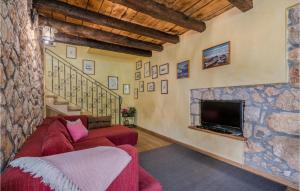 Telewizja i/lub zestaw kina domowego w obiekcie Nice Home In Gostinjac With Wifi