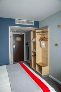 a room with a bed and a red carpet at Holiday Inn Express Royal Docks by IHG in London +134 photos