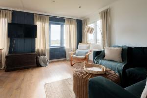 Una sala de estar con un sofá y un televisor. en Secluded Sanctuary On The River, en Christchurch 19 fotos más