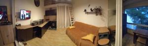 カップ・ダグドにあるAppartement avec parking privé dans résidence les hautes vignesのソファとキッチンのあるリビングルーム