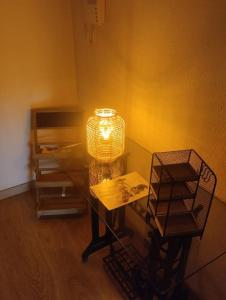 ein Raum mit einem Tisch mit einer Lampe darauf in der Unterkunft Alquiler Vivienda Completa Don Enrique in Cartagena