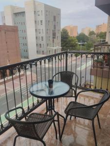 ein Tisch und zwei Stühle auf einem Balkon in der Unterkunft Alquiler Vivienda Completa Don Enrique in Cartagena