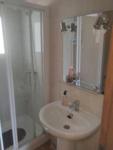 ein weißes Badezimmer mit Waschbecken und Dusche in der Unterkunft Alquiler Vivienda Completa Don Enrique in Cartagena