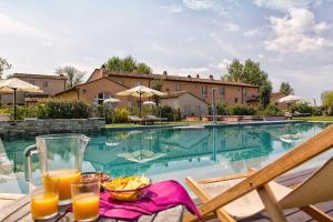Bazén v ubytovaní B&B Borgo di Pratavecchie alebo v jeho blízkosti