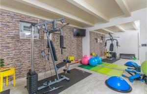 Γυμναστήριο ή/και όργανα γυμναστικής στο Beautiful Home In Krnica With Sauna