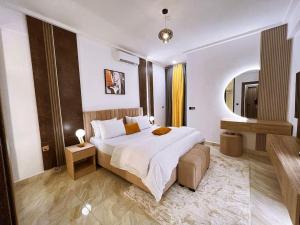 Postel nebo postele na pokoji v ubytování a3 nes luxury apartment