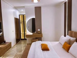 Postel nebo postele na pokoji v ubytování a3 nes luxury apartment
