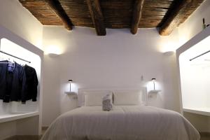 - une chambre avec un lit blanc et 2 fenêtres dans l'établissement Ai 13 Gradoni di Chiaia, à Naples