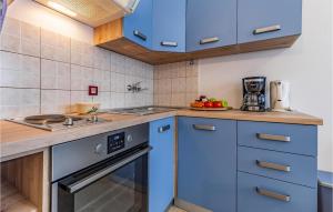 Kuchyň nebo kuchyňský kout v ubytování Two-Bedroom Apartment In Medulin