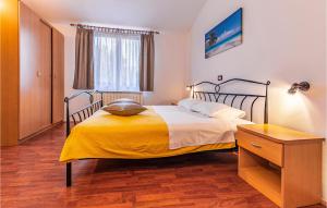 Postel nebo postele na pokoji v ubytování Two-Bedroom Apartment In Medulin