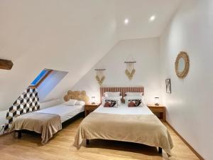 Tempat tidur dalam kamar di LA VUE LOIRE Maison