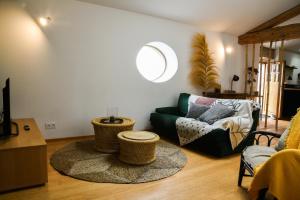 una sala de estar con un sofá y una mesa en Gîte de l'Autre Jardin, en Mirepoix 38 fotos más