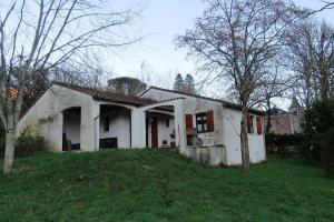 an old white house on a grassy field at Maison 90m2 avec grand parc au bord de la rivière in Montredon-Labessonnié +3 photos