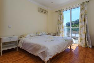 Postel nebo postele na pokoji v ubytování 6a Fabrica velha - Beautiful house plus pool walking + 19 fotografií