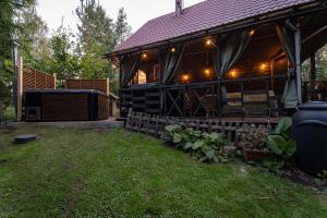 Ogród w obiekcie Garden House nad jeziorem Szelment