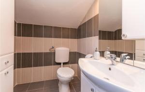 Kúpeľňa v ubytovaní Four-Bedroom Holiday Home In Pristeg