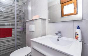 Kúpeľňa v ubytovaní 4 Bedroom Pet Friendly Home In Vodnjan