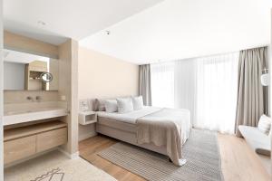 栋堡Hotel Bommelje的带床、水槽和镜子的卧室
