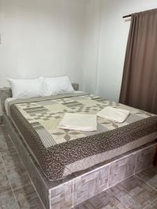 un grande letto in una camera con un telaio del letto di New Klong Khong Garden a Ko Lanta Altre 34 foto