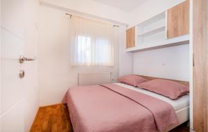 Łóżko lub łóżka w pokoju w obiekcie Cozy Home In Posedarje With Wifi
