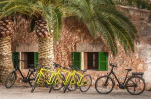 un groupe de vélos garés devant un bâtiment dans l'établissement Suite Llebeig im Es Llobets, à Llucmajor