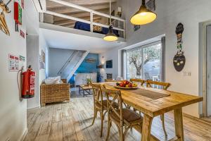 Quintal da Oliveira - Center apartment في برايا دو كارفويرو: غرفة طعام ومطبخ مع طاولة وكراسي خشبية +12 صورة