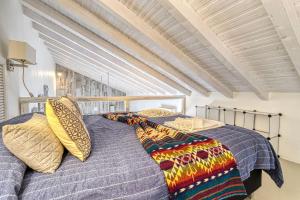 Quintal da Oliveira - Center apartment في برايا دو كارفويرو: سريرين عليهما وسائد في غرفة النوم