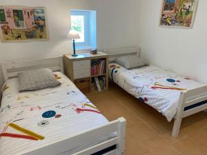 1 dormitorio con 2 camas con juguetes en Le Mazet du Village, en Arles