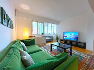 Μια τηλεόραση ή/και κέντρο ψυχαγωγίας στο Cozy Flat next to Akmerkez in Etiler