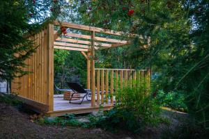 Ogród w obiekcie Garden House nad jeziorem Szelment
