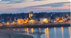 Blick auf eine Stadt mit Hafen in der Nacht in der Unterkunft Nid de Corsaire, Vue Mer & Accès plage in Saint-Malo + 11 Fotos