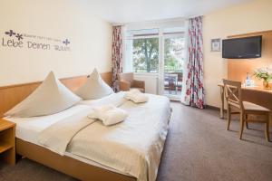 Postel nebo postele na pokoji v ubytování Hotel Waldachtal