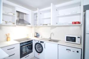 Kuchyň nebo kuchyňský kout v ubytování New Apt With Bedroom & Office + 8 fotografií